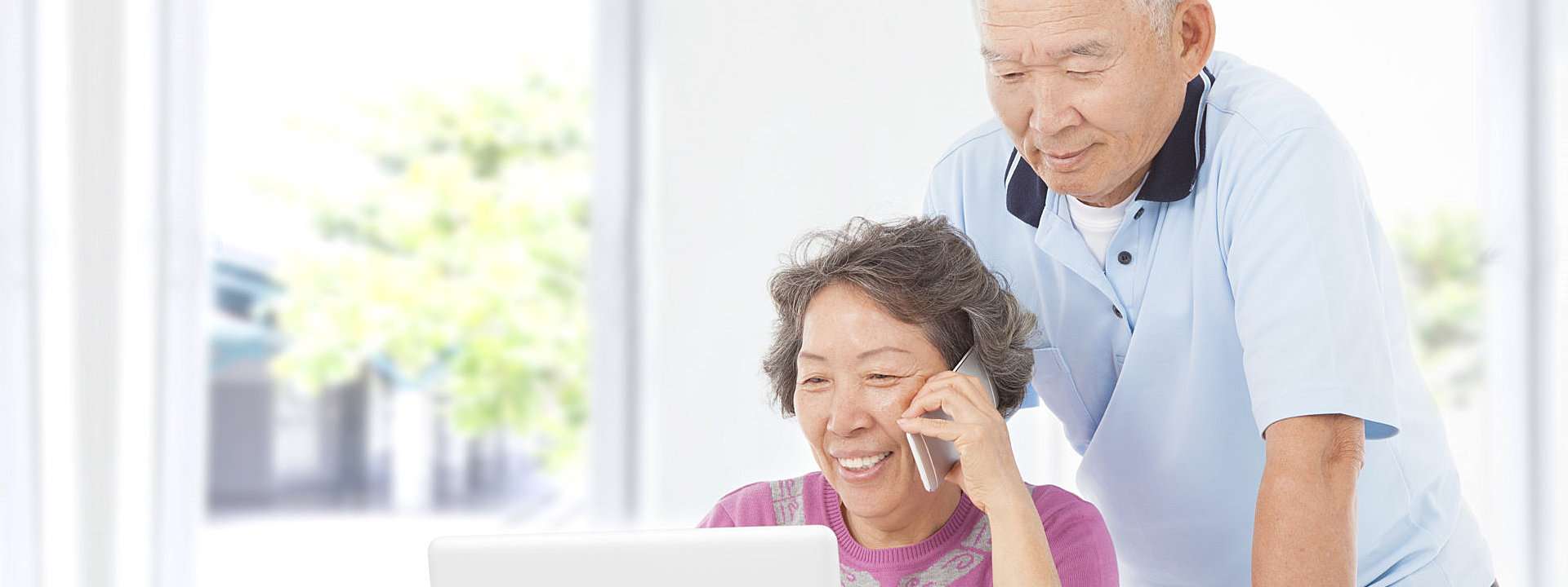 elderly couple looking at the laptop